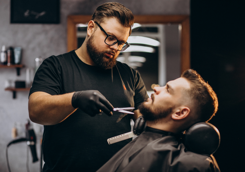 hombre-guapo-cortando-barba-en-un-salon-de-peluqueria.webp