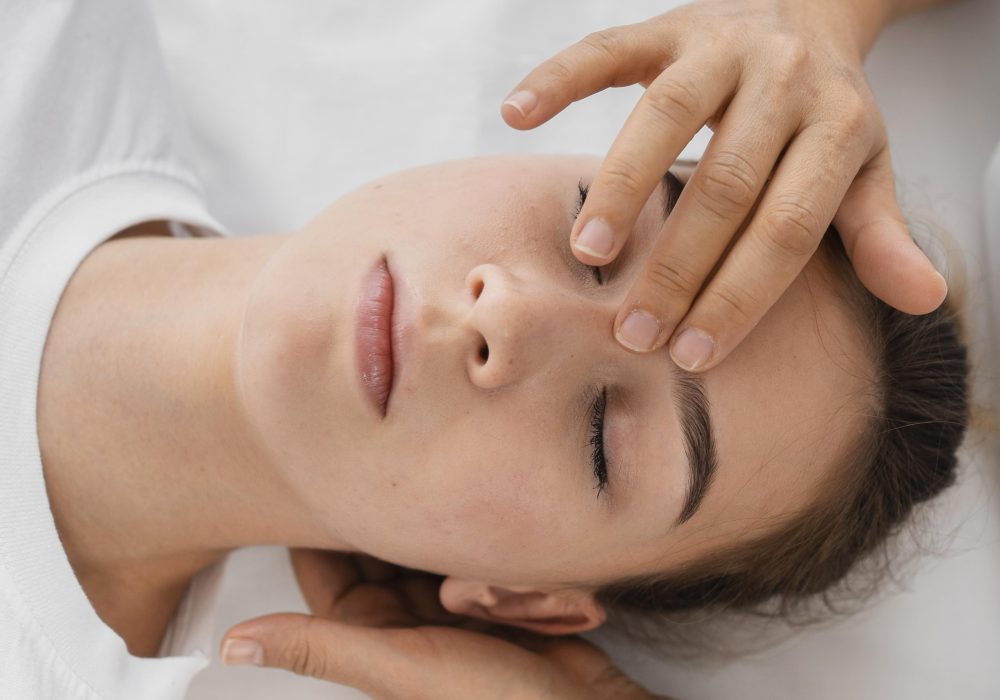 osteopata-tratando-un-paciente-masajeando-su-cara